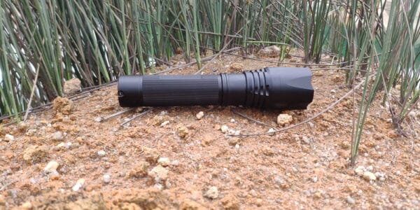 sa253 1100 lumen long beam distance led flashlight